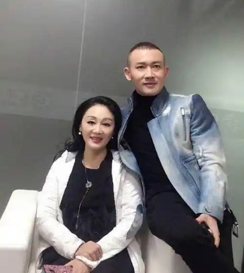 她是"妈妈专业户"戏里戏外都是好母亲,如今58岁,个人气质优雅_王姬