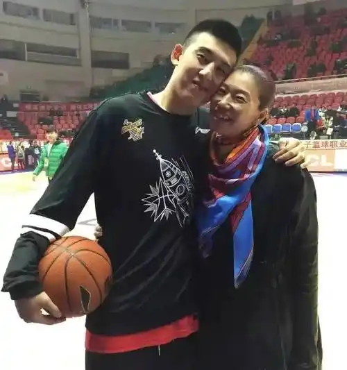 母亲女篮名将王芳,经常出现在辽篮