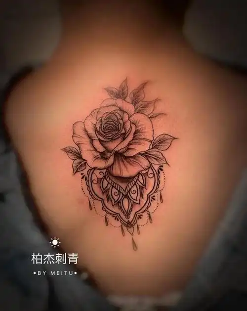 花纹身图片_背部欧美写实纹身图案