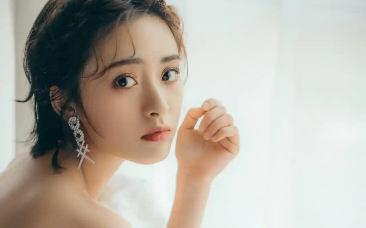 沈月性感露肩写真桌面壁纸