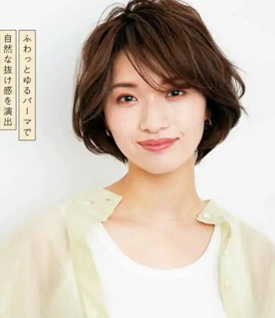 女人过了45岁,夏天就剪这3款"短发",减龄显气质,人见人夸