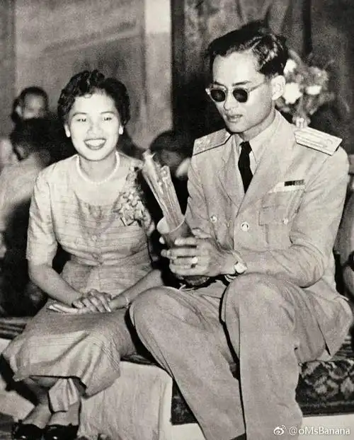 泰国国王拉玛九世.普密蓬.阿杜德;这位在泰. 来自omsbanana - 微博