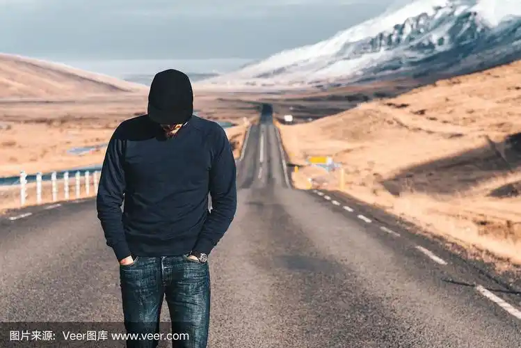 一个人独自走在冰岛的路上