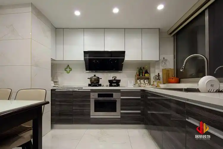 现代简约三居厨房装修效果图