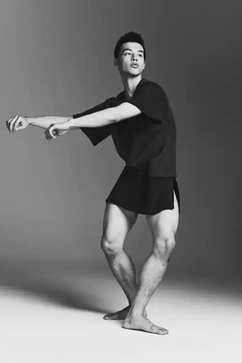 看到他,还以为真有鲜肉会演戏了|蓝色骨头|尹昉|舞蹈_新浪新闻