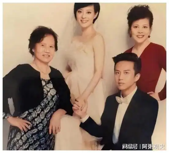 难怪孙俪从不晒公婆看到他们的全家福后网友这颜值谁敢晒啊