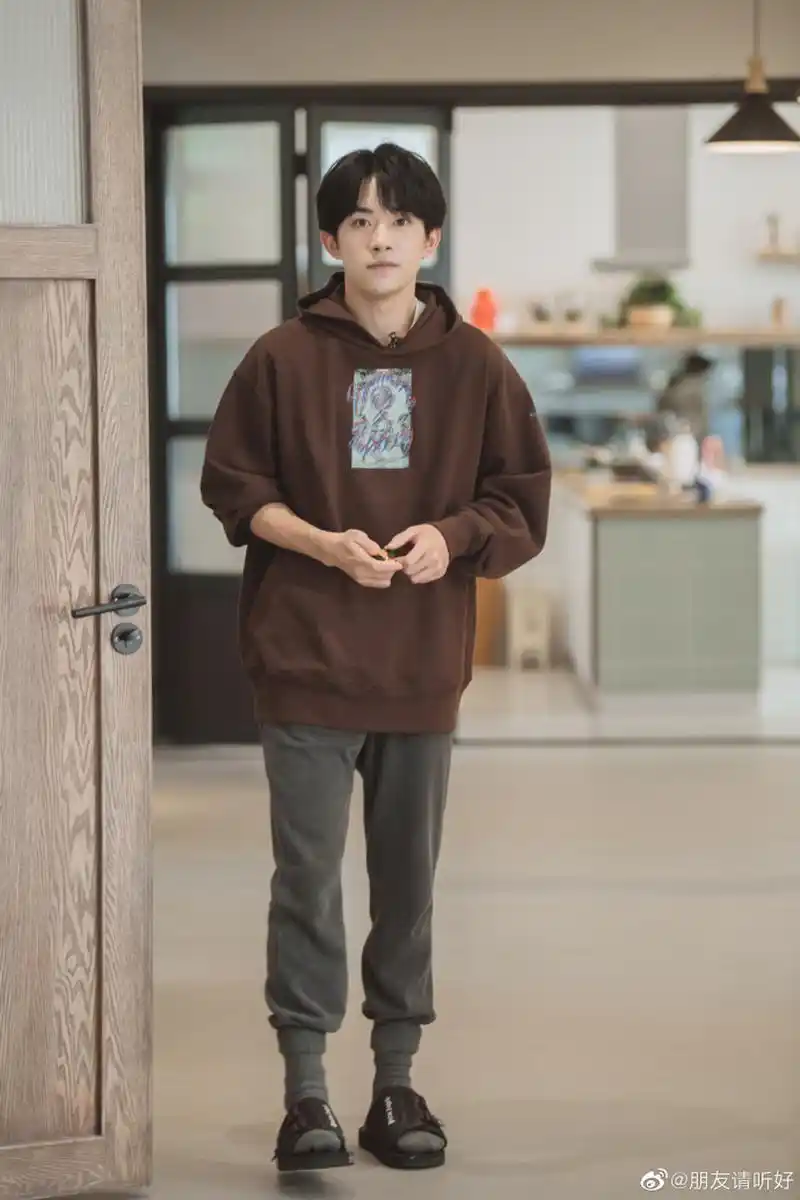 易烊千玺综艺新造型,咖啡色连帽卫衣搭配八字刘海,打起快板都这么帅气