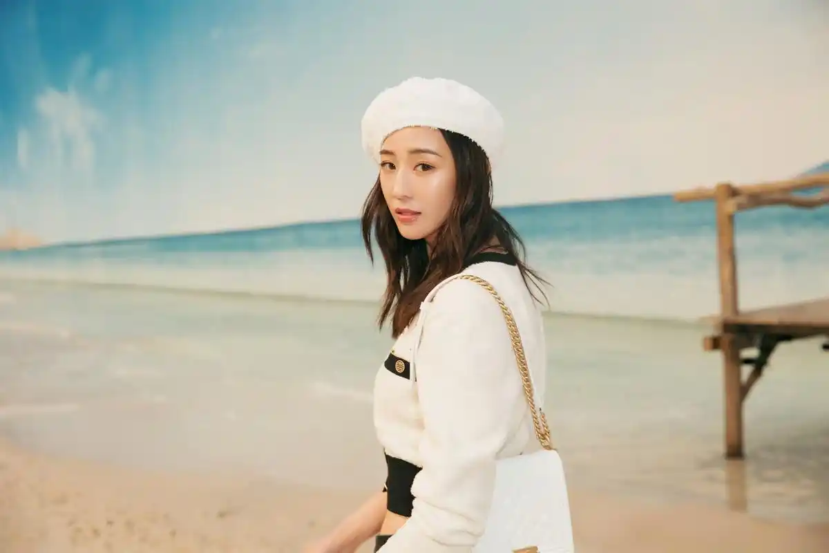 张钧甯甜美英伦风现身巴黎时装周 运动女神沙滩大秀马甲线