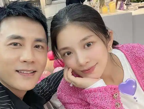 杜淳携妻女旅游看海,蛋饺穿奢侈品牌出镜,显小公主的高冷气质_王灿