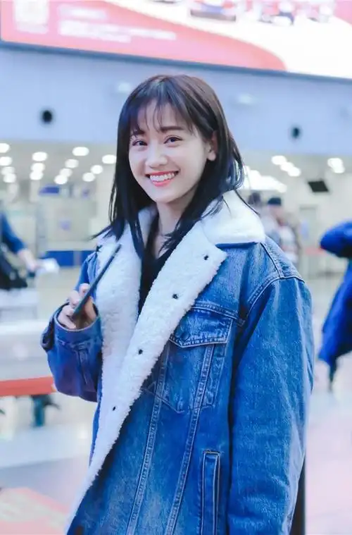 明星郑湫泓,娱乐圈歌手和影视演员,被誉为"吉他女神"