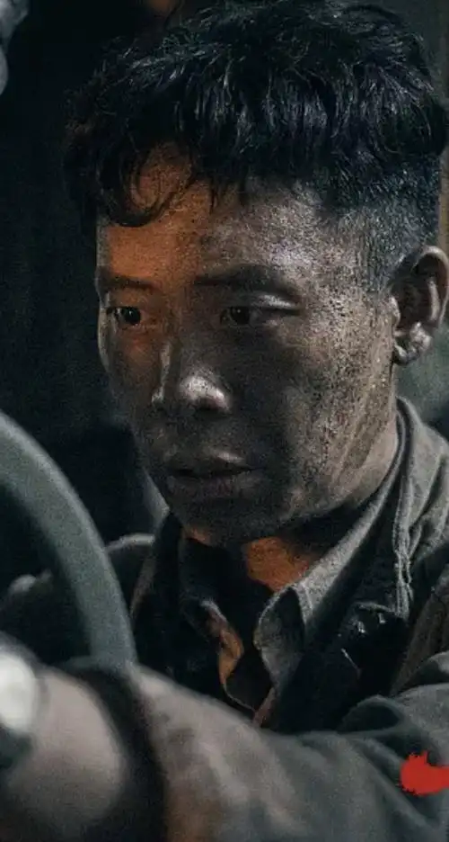 画面太感人金刚川首映礼张译快步跑下台向老兵敬礼致敬