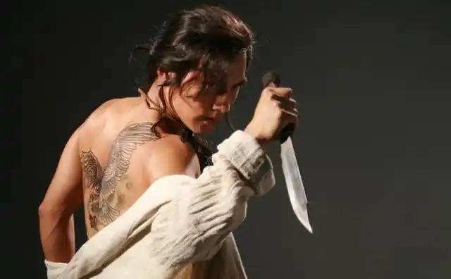 在《水浒传》中,李师师几次三番执意要看浪子燕青身上的纹身.