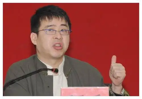 曾是央视名嘴阿丘因71个字身败名裂离开央视后现状如何