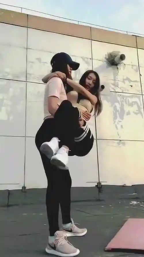 女生之间的公主抱这是长见识了
