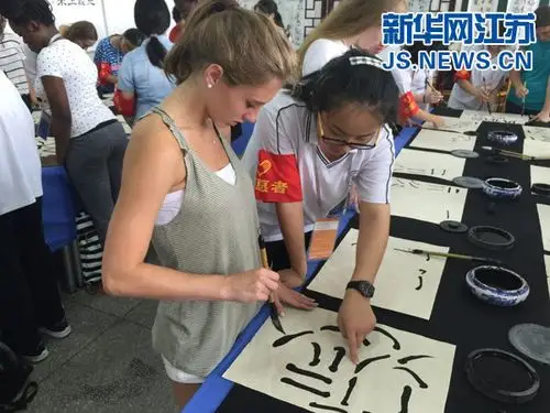 中美学生一起写书法.