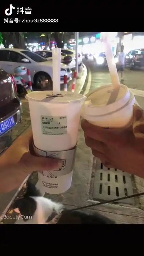 个个都在朋友圈秀秋天的第一杯奶茶搞的好像谁没喝过似的我摊牌啦和