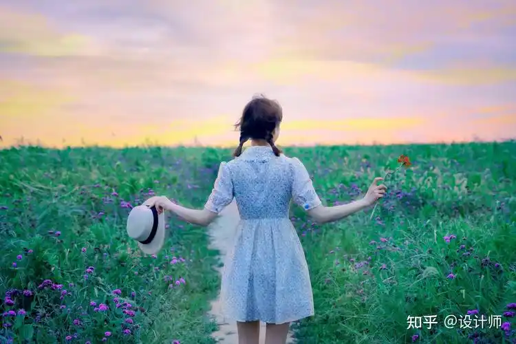 花海作为一个加分的拍照场景,尤为适合拍摄背影照,不用理会妆容是否