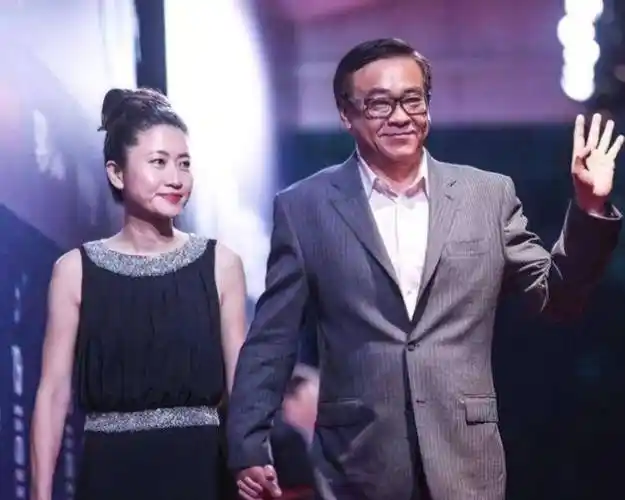 尔冬升的孽债情缘:娶小13岁娇妻约好丁克,60岁却被曝已有女儿_张曼玉