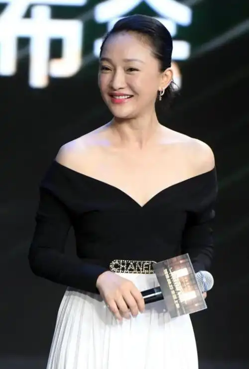 岁月好残酷!45岁周迅穿v领裙性感吸睛,却依旧难掩憔悴感