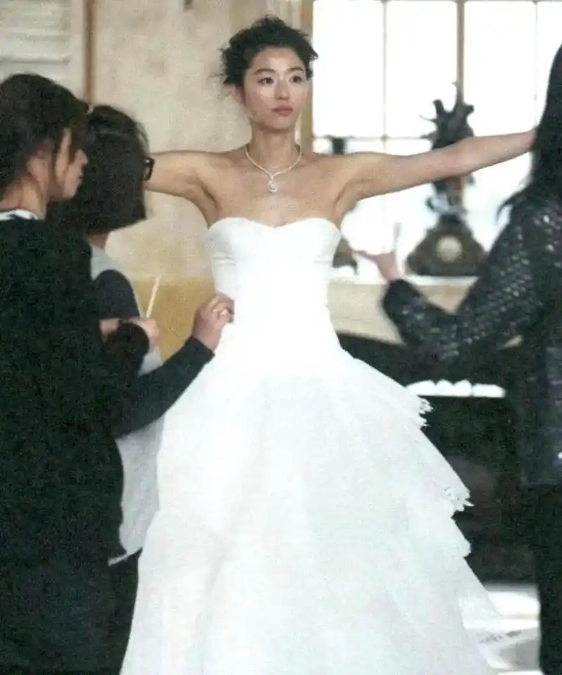 全智贤在2012年拍摄的婚纱照中展现了她害羞的一面,这或许就是真正