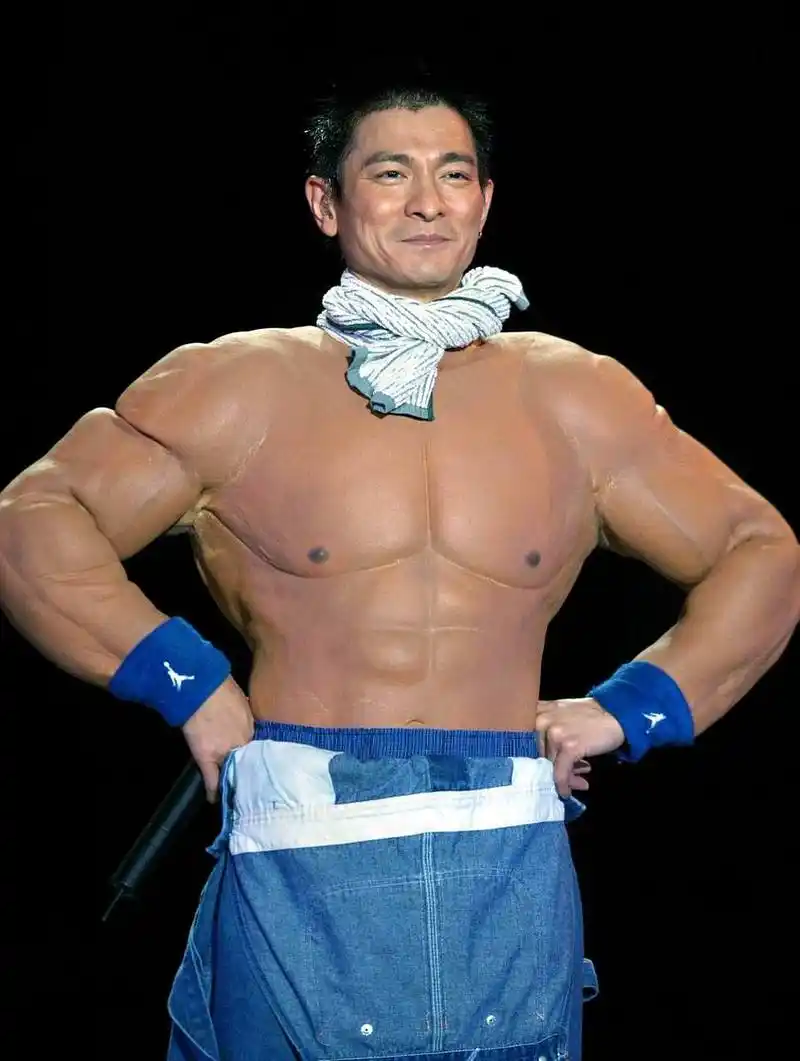 泰森的腹肌,施瓦辛格的腹肌,小李子的腹肌,李小龙的腹肌,这一幕碎了