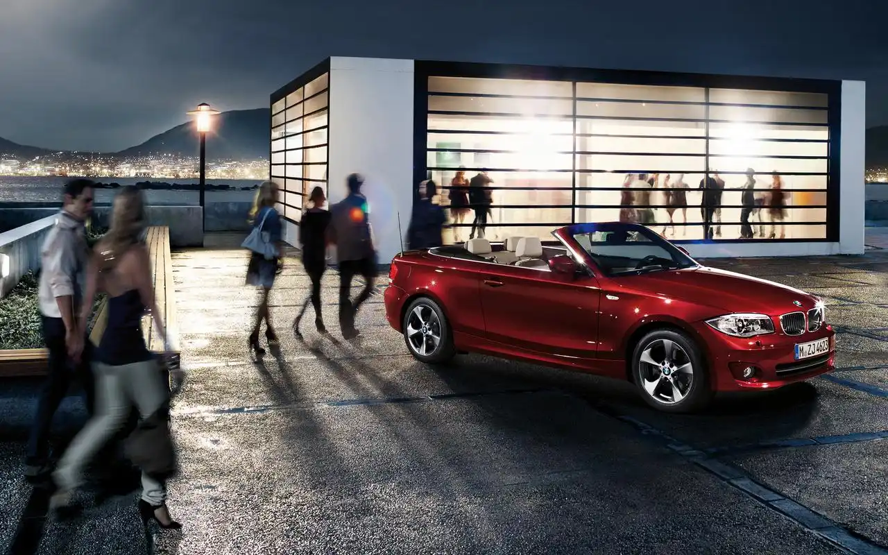宝马1系红色敞篷轿车桌面壁纸