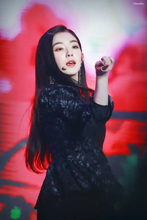 裴珠泫近期舞台造型也是绝美,这表情绝了,四代神颜气场两米八啊