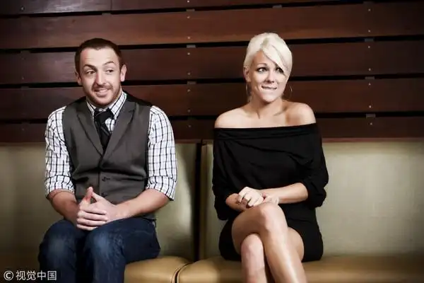 约会,尴尬,男女,献花,送花,已读不回,暧昧,讯息.(图/视觉中国)