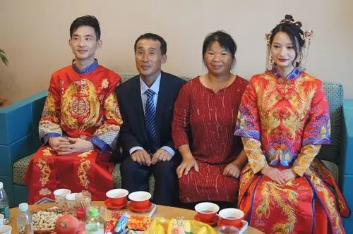 其它 婚礼 写美篇新郎新娘向双方父母敬茶.