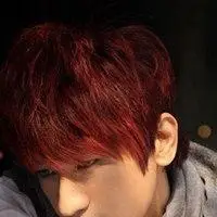 男生酒红色头发头像_微信头像图片大全