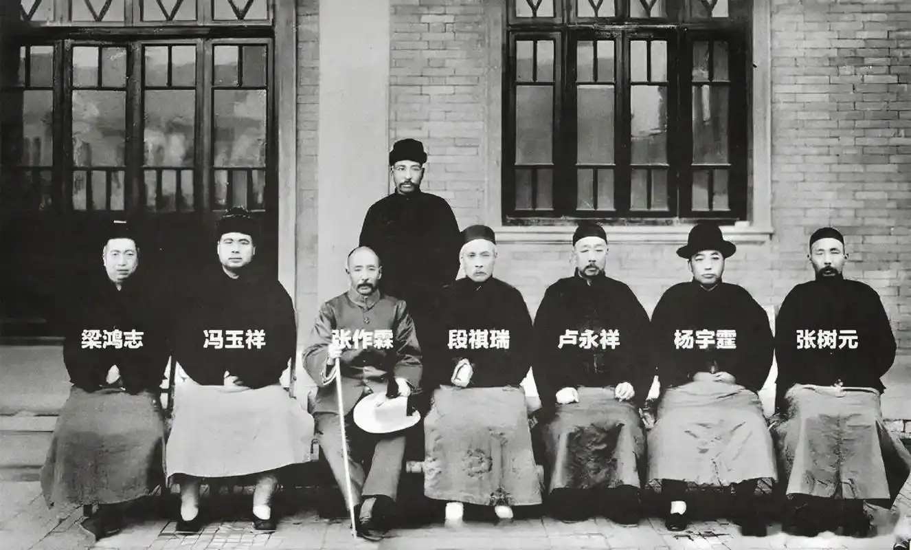 1924年,几位民国军阀大佬在天津的合影,从照片上看张作霖是最矮的