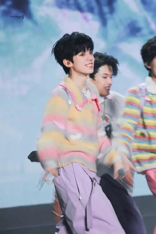 左航新春音乐会舞台##tf家族新年音乐会##左航蓝色发带造型