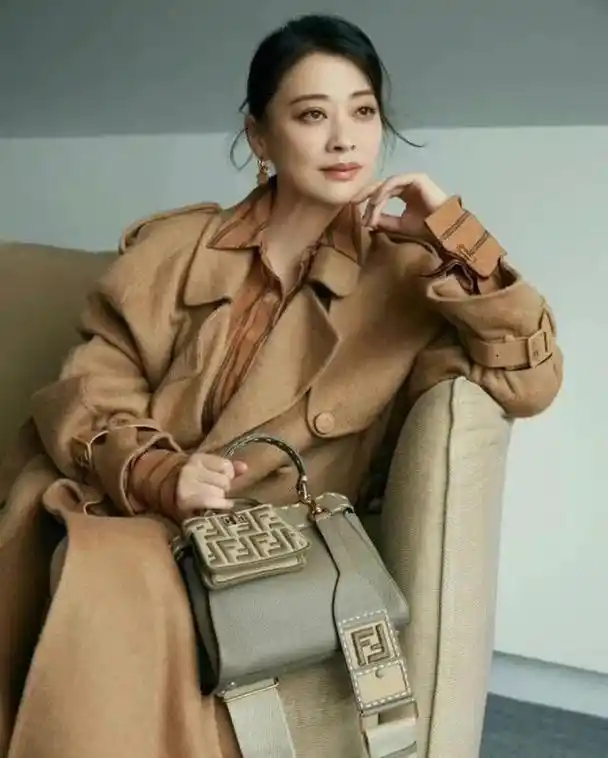 47岁的梅婷真的见老了!颈纹和眼角纹太显老,但气质依然高级优雅