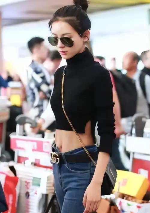 31岁女演员张予曦晒健身照细腰翘臀四肢纤瘦被赞好身材