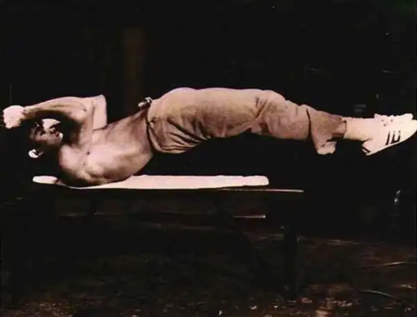 健身专家说李小龙身上没有一点多余的脂肪,他的身体脂肪含量只有百分