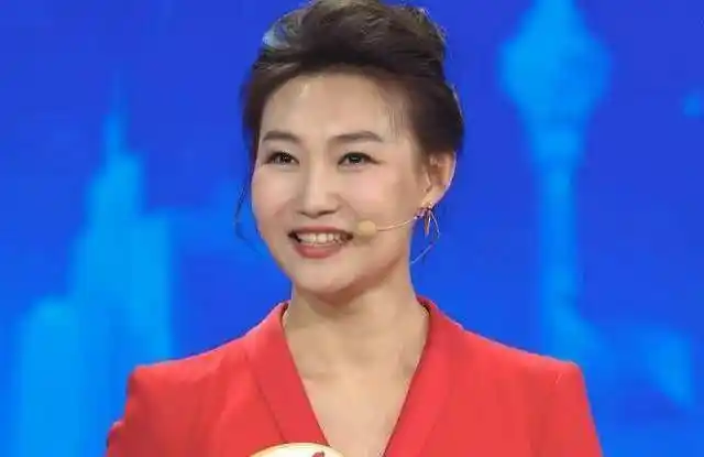 李梓萌面容清秀,她笑起来的样子特别好看.