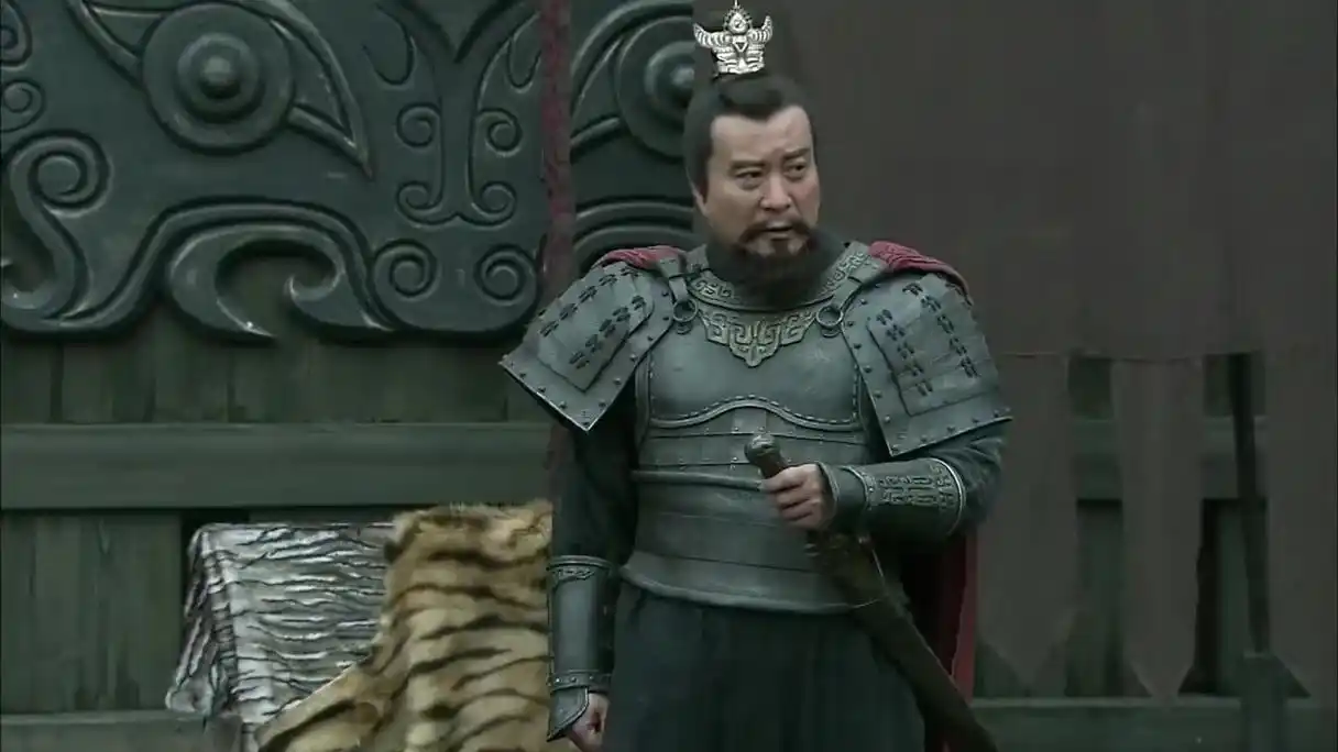 新三国各镇诸侯商议讨董哪料有人提出盟主一事袁绍当仁不让