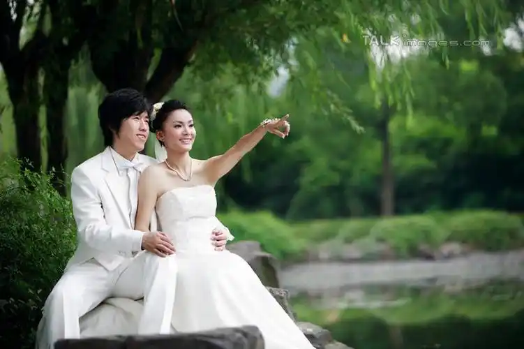 家庭,夫妻,新娘,新郎,坐,笑,微笑,露齿笑,横图,室外,白天,正面,婚纱