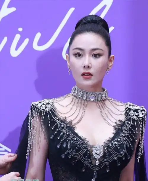 其实,要说真心话,别看张馨予工作室晒的那些精美修图,咱看看红毯上那