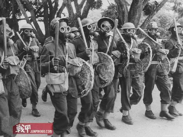 1970年代手持柳条盾牌的罗德西亚(今津巴布韦)防暴警察