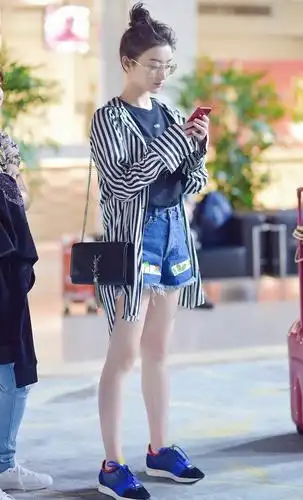 明星爱大牌景甜病号服配热裤大秀白嫩美腿