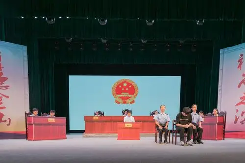 开始,首先大家一起观看了往届金山区青少年模拟法庭大赛精华剪辑短片