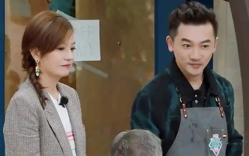 b>赵薇苏有朋 /b>在国外被误认成夫妻!看他俩的反应真幸福!