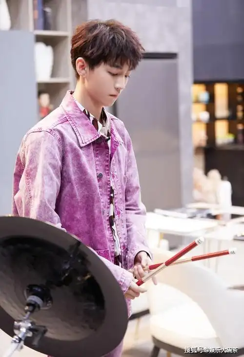 原创王俊凯这身打扮好帅气一身粉色外套搭配蓬松头发时尚又阳光