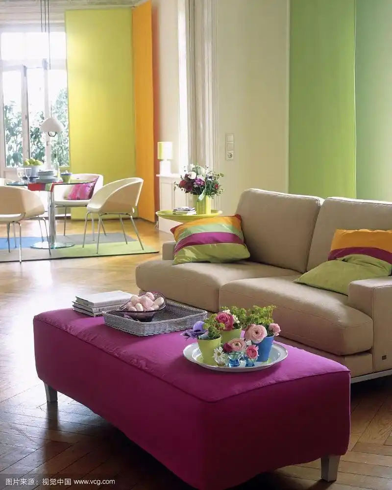 客厅的沙发上五颜六色的枕头和紫色的脚休息