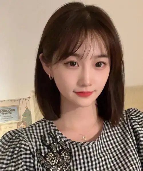 学生党,宝妈推荐发型不挑脸型,小圆方脸女生都适合尝试~这款齐肩中发