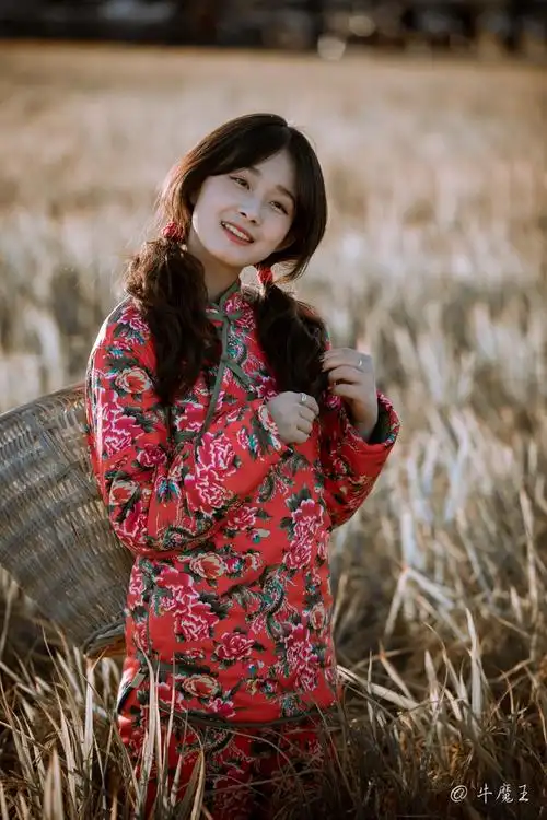 穿花棉袄的女孩