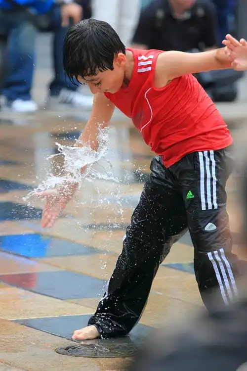 三里屯抓拍戏水儿童~感受快乐童年