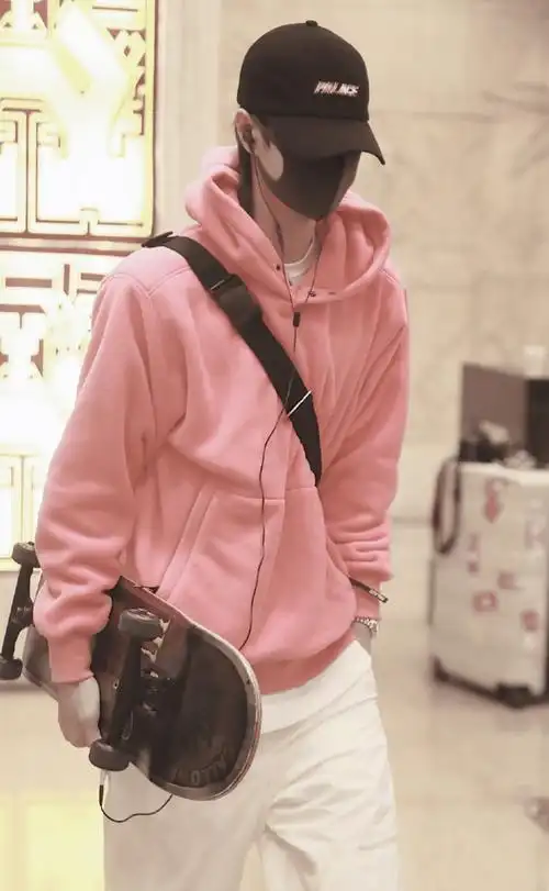 王一博配红围巾?俗气在他身上不存在,小碎花都能穿出潮范儿!