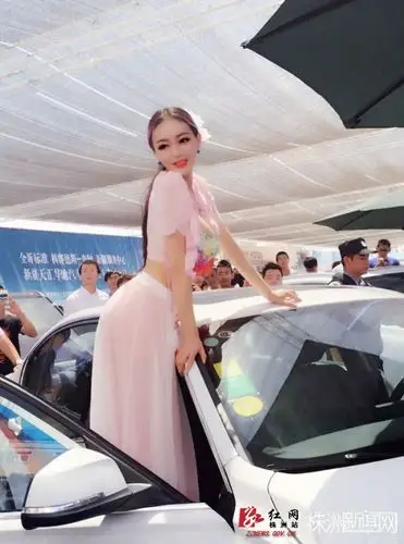 让人鼻血狂喷 网红车模大胆着装秀巨乳(15)_湘车美女_产经频道_株洲